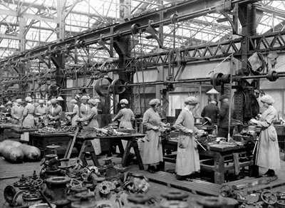 Femmes travaillant dans une usine - English Photographer